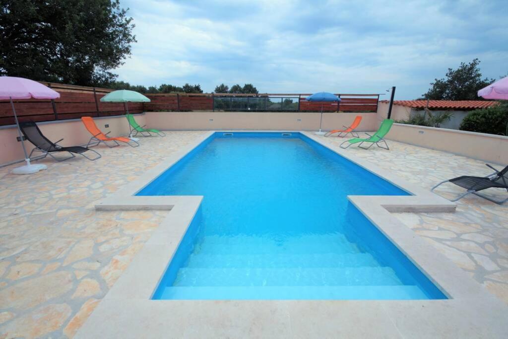 Sunny Apartment With Pool Šišan Exterior foto