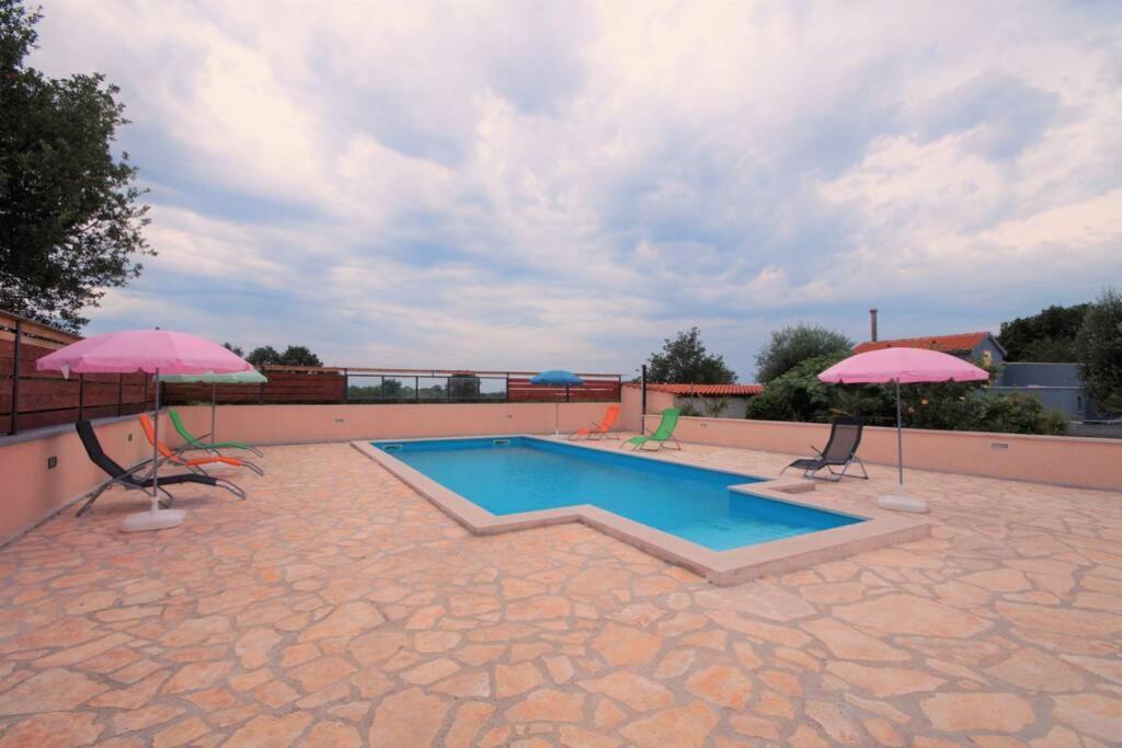 Sunny Apartment With Pool Šišan Exterior foto