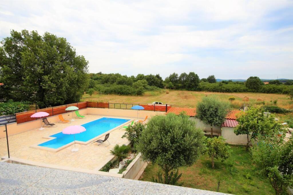 Sunny Apartment With Pool Šišan Exterior foto
