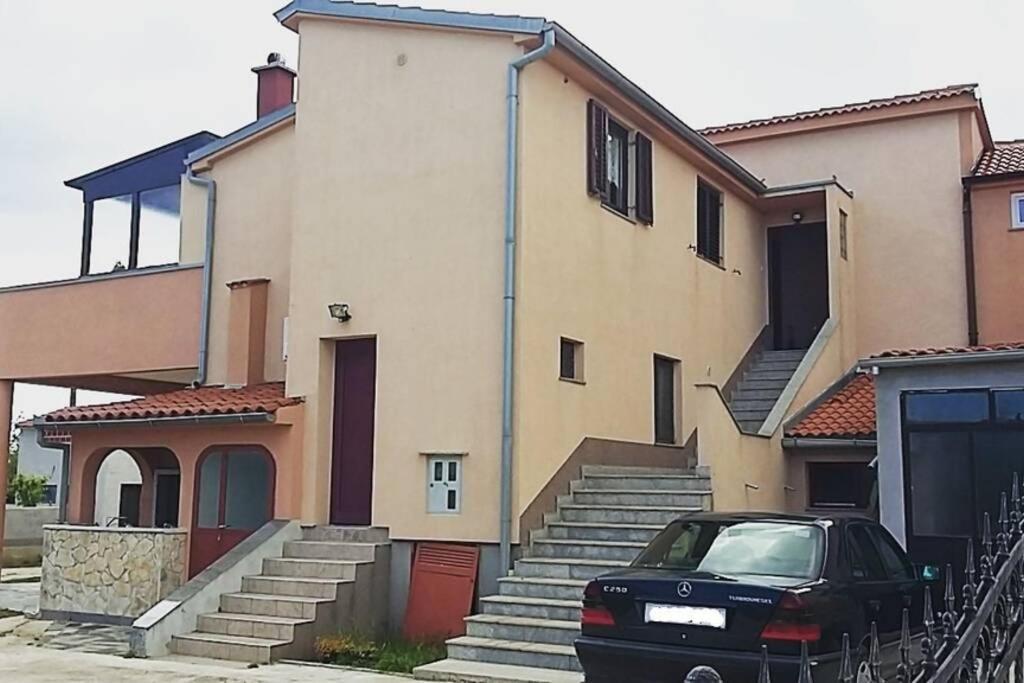 Sunny Apartment With Pool Šišan Exterior foto